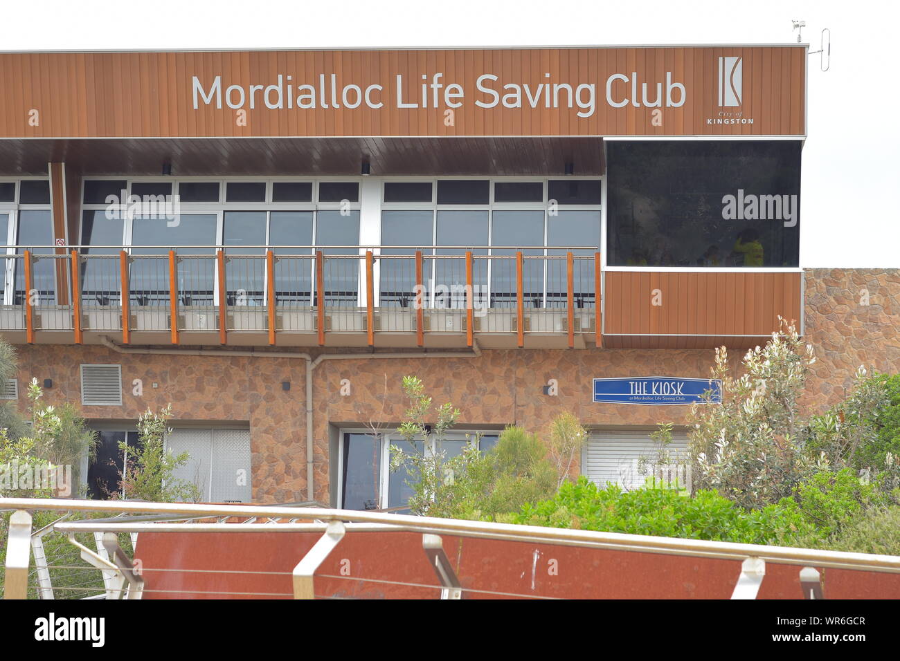 Costruzione di Mordialloc Life saving Club con grande balcone e le mattonelle marroni e mantello in Port Phillip Bay. Foto Stock