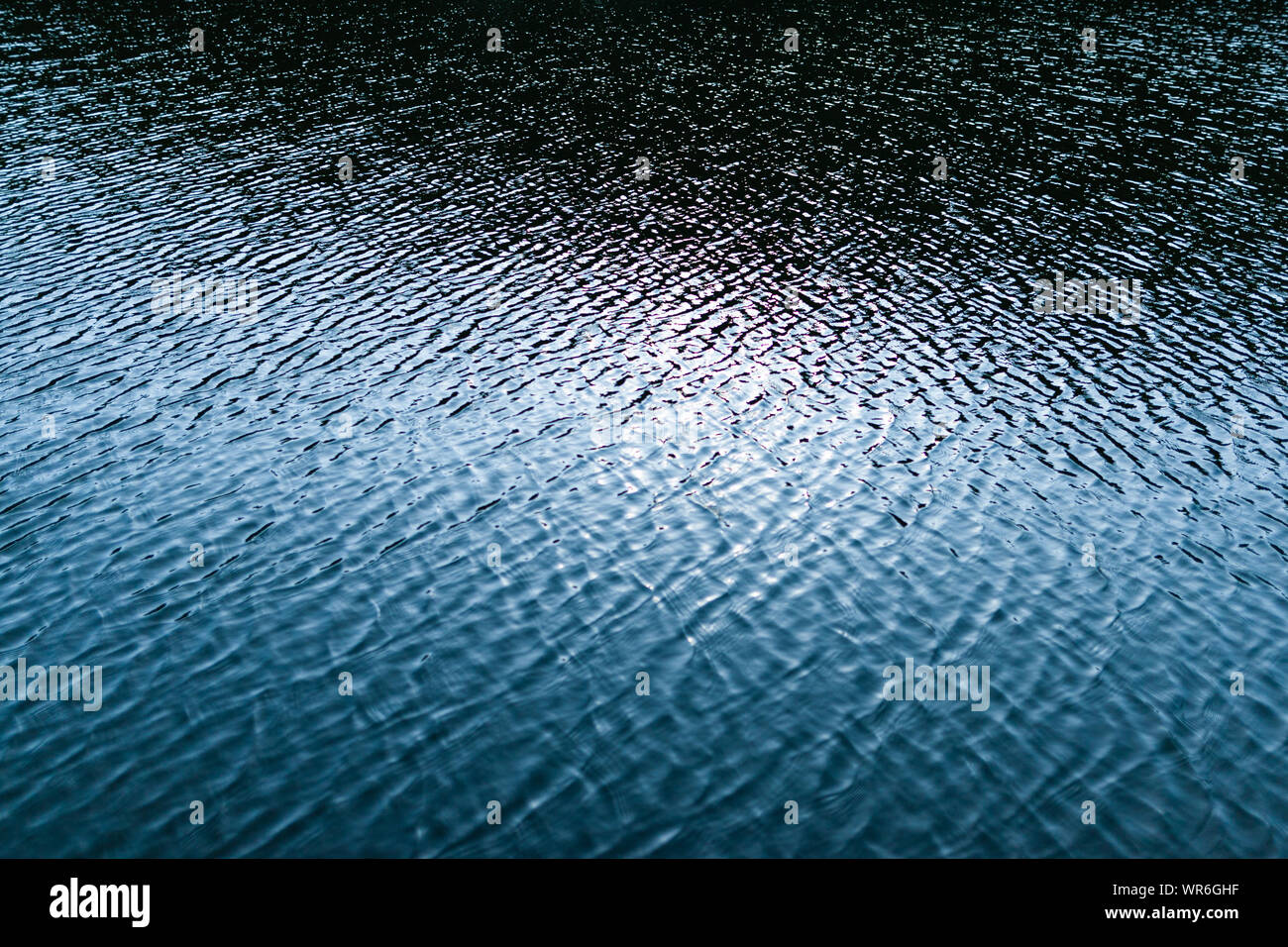 Il lago di acqua texture onde toni blu come sfondo Foto Stock