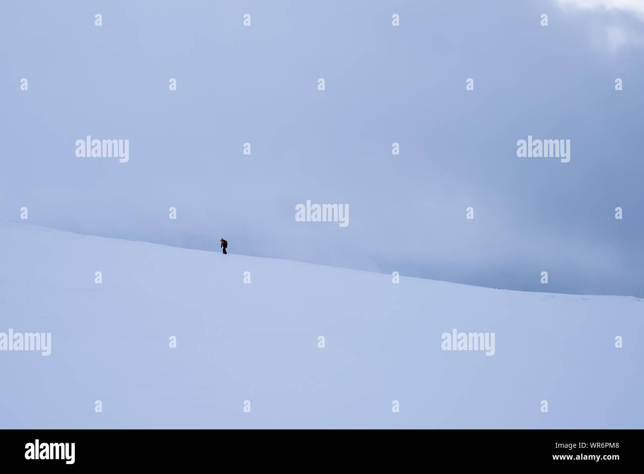 Persona non identificabili camminando verso Storsteinen vertice di montagna e il picco nella neve tra il meraviglioso paesaggio invernale, Norvegia Foto Stock