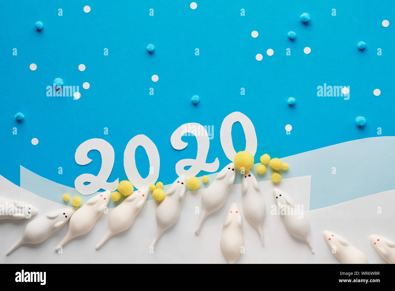 Felice Anno Nuovo 2020! Creative carta piatta laici in blu e bianco con topi marshmallow andando per soffici palline giallo su sfondo di neve con il numero 2020 Foto Stock