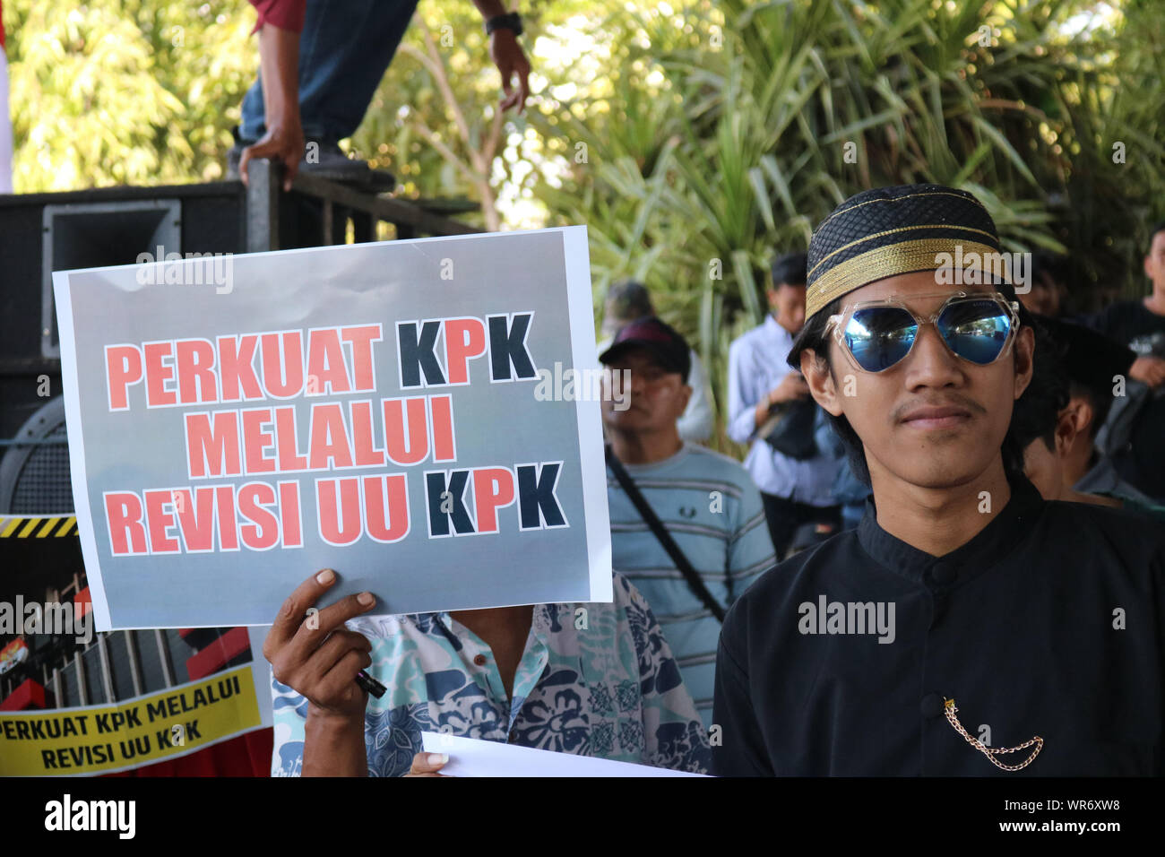 Makassar, Indonesia, decimo Sep, 2019, un certo numero di manifestanti di massa supportata la revisione della corruzione commissione di eradicazione (KPK) diritto sotto il cavalcavia, ponte di Makassar. Un certo numero di manifestanti indossavano abiti tradizionali durante il rally chiedono al governo di ratificare immediatamente la revisione della legge. Credito: Herwin Bahar / Alamy Live News Foto Stock