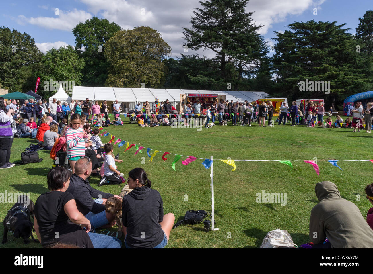 La folla ad un locale Dog Show in un assolato pomeriggio d'estate; Delapre Abbey, Northampton, Regno Unito Foto Stock