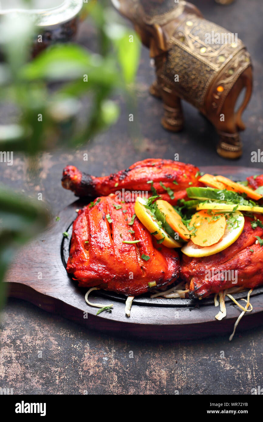 Stile Thailandese di pollo. Colorate aromatica cucina orientale. Foto Stock