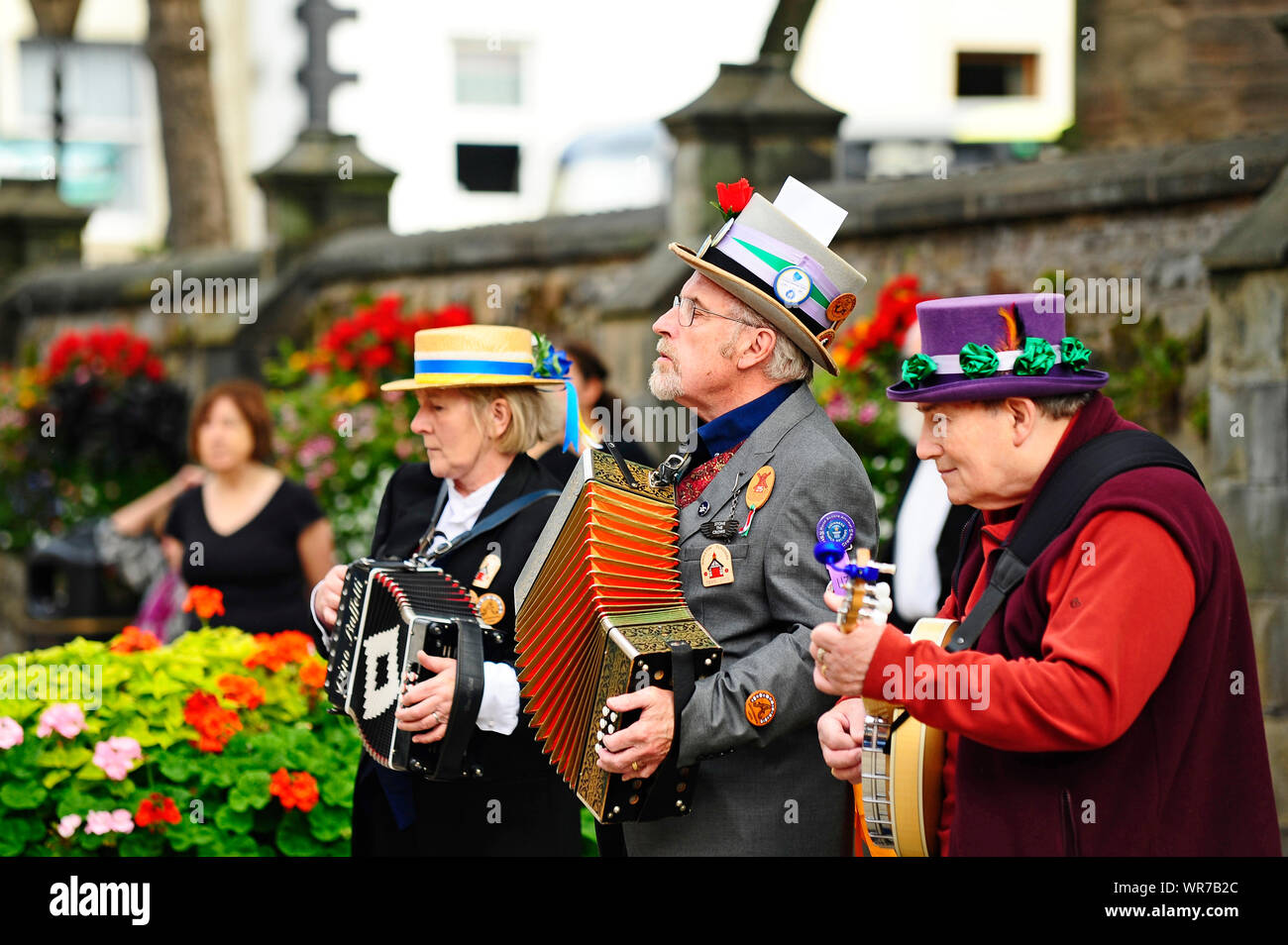 Accompagnamento musicale alla mostra di danza Morris nel centro di Poulton-le-fylde Foto Stock