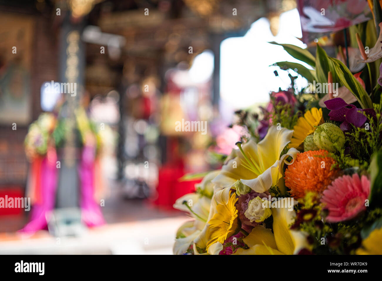 Taiwan: le offerte di fiori colorati al tempio taoista in Taipei Foto Stock