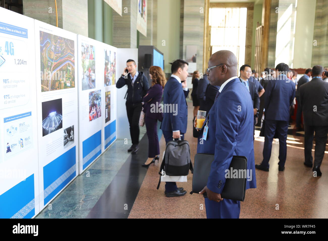 Ginevra, Svizzera. 9 Sep, 2019. La gente di visitare una mostra "perseguire la felicità per il popolo: 70 anni di Diritti Umani progressi in Cina" presso il Palais des Nations a Ginevra, Svizzera, Sett. 9, 2019. Credito: Chen Junxia/Xinhua/Alamy Live News Foto Stock