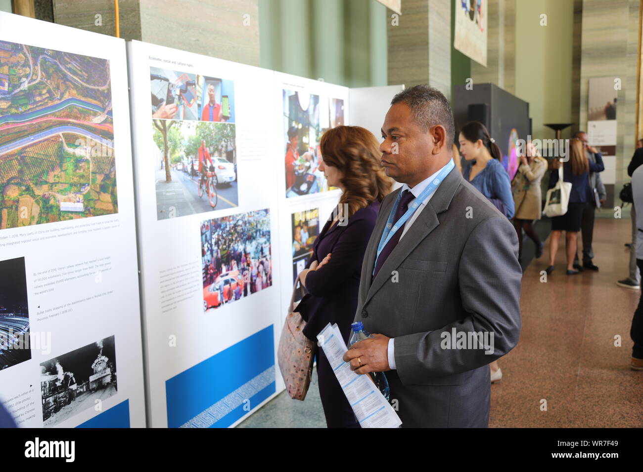 Ginevra, Svizzera. 9 Sep, 2019. La gente di visitare una mostra "perseguire la felicità per il popolo: 70 anni di Diritti Umani progressi in Cina" presso il Palais des Nations a Ginevra, Svizzera, Sett. 9, 2019. Credito: Chen Junxia/Xinhua/Alamy Live News Foto Stock