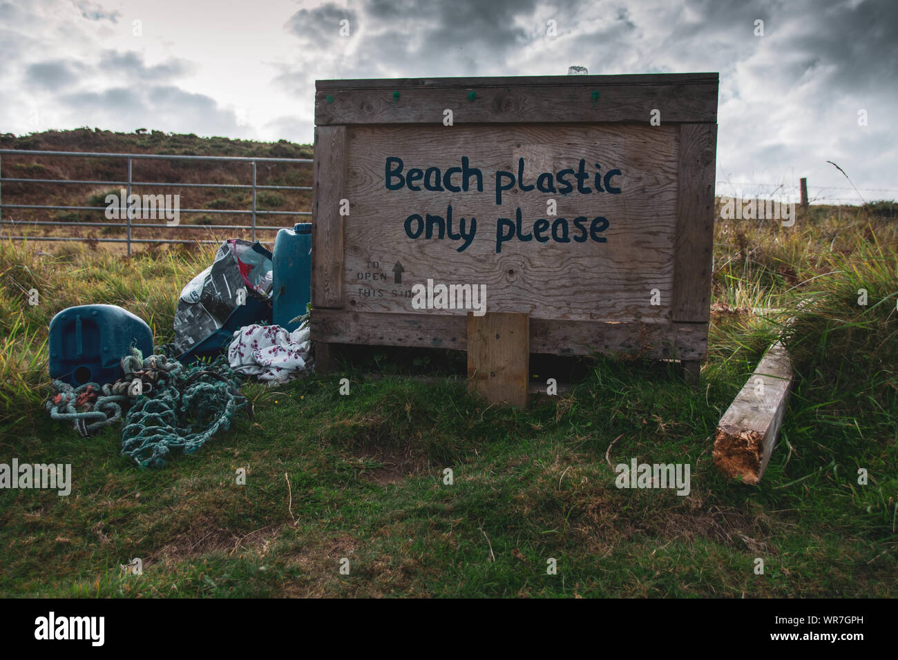 Rifiuti di plastica lavati fino sulla costa inglese e cancellato da persone Foto Stock