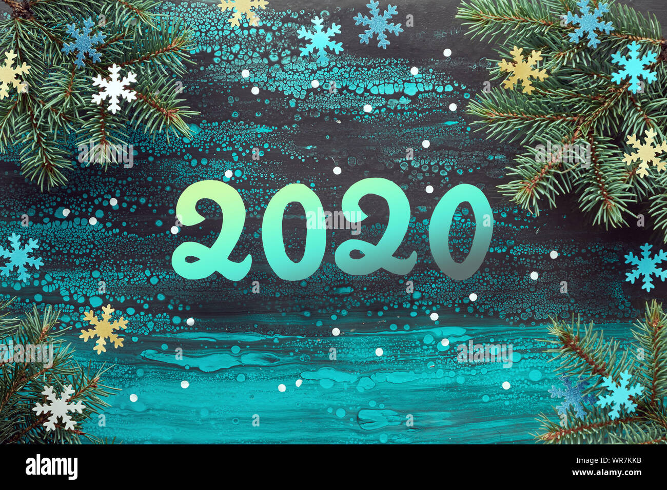 Felice Anno Nuovo 2020! Festosa sfondo inverno con ramoscelli di abete, giallo e blu turchese fiocchi di neve di carta. Appartamento laico, vista dall'alto sul fluido arte turchese Foto Stock