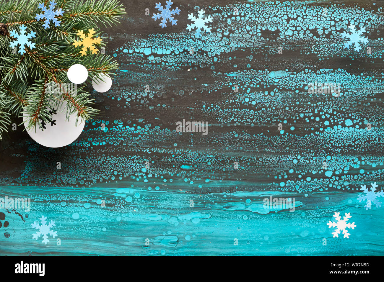 Festive Christmasr sfondo con ramoscelli di abete e decorazioni di carta. Appartamento laico, vista dall'alto sul fluido astratto arte sfondo acrilico con abbondanza di copy-sp Foto Stock