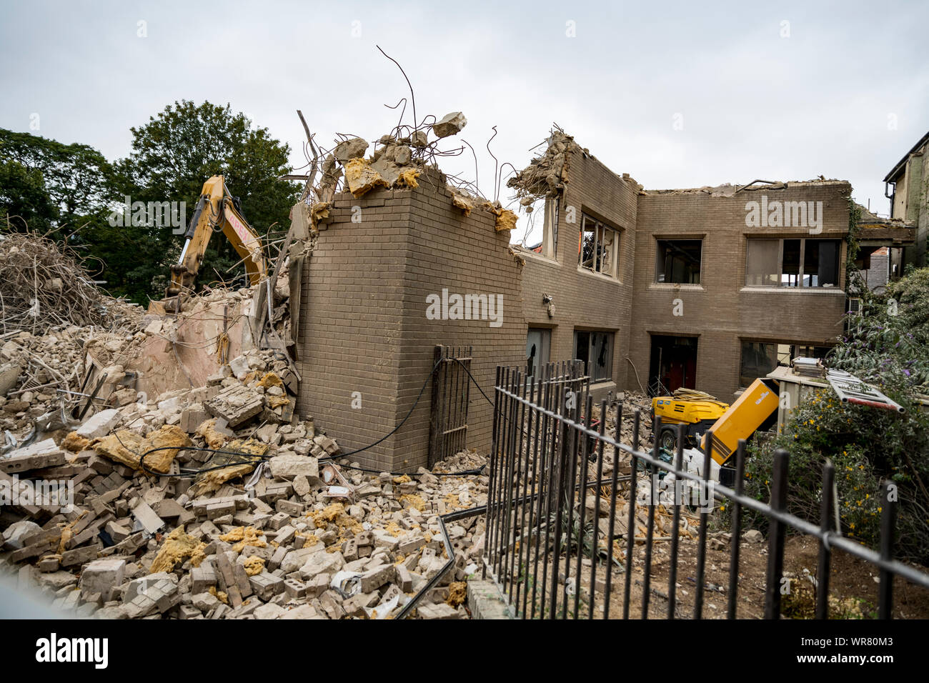 Edificio di essere demolito. Oxford, Regno Unito -31/08/19: Sito di demolizione di fronte. Westgate Shopping Center. Centro citta' progetto di rigenerazione. Foto Stock