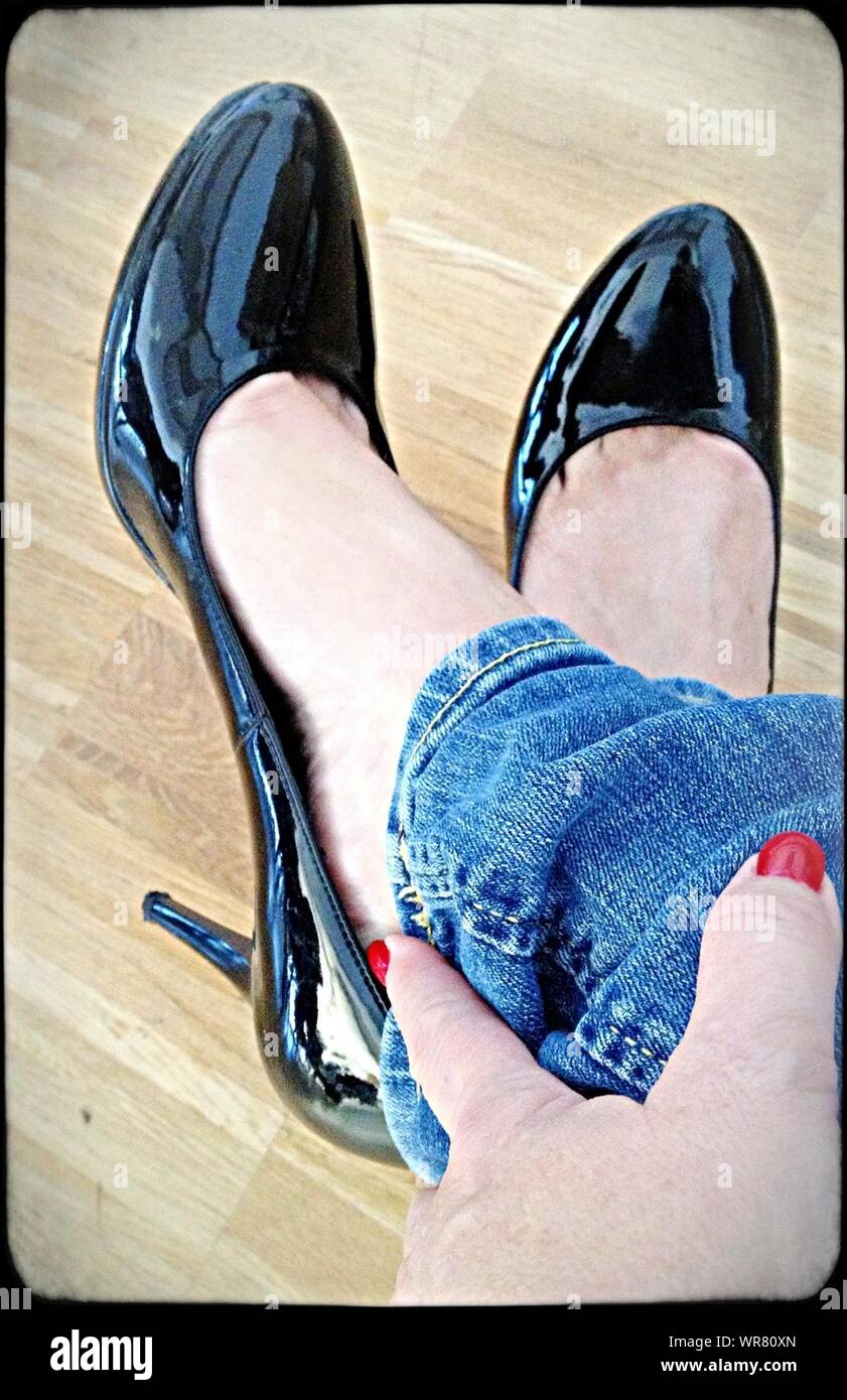 Vista di tacchi alti sulla donna di piedi Foto stock - Alamy