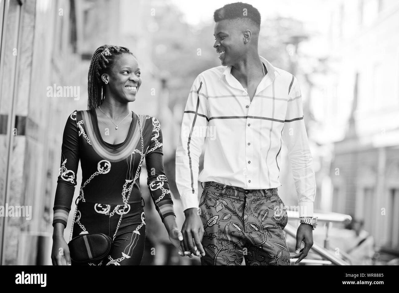 Bello stile americano africano giovane poste lungo la strada insieme nell'amore. Foto Stock