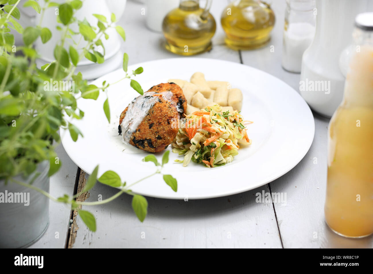 La cucina vegetariana. Vegetali senza carne cotoletta, dieta sana. Foto Stock