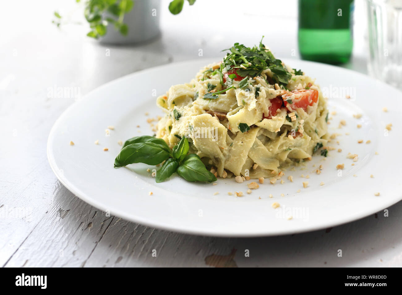 La cucina vegetariana. Pappardelle con cavolfiore e spinaci. Piatto su una piastra bianca Foto Stock