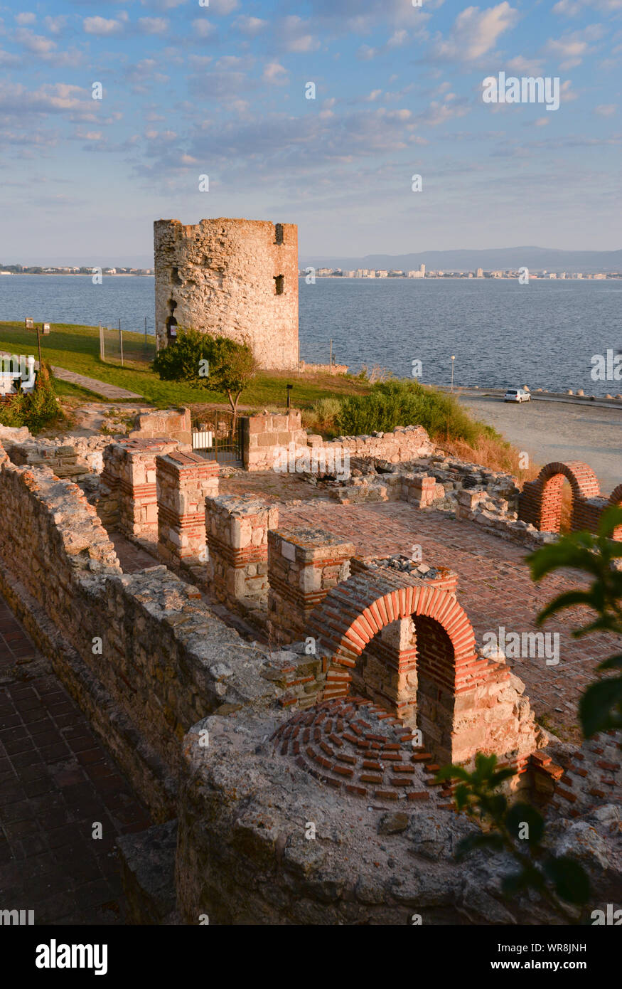 Rovine della Basilica della Santa Madre di Dio Eleusa (VI secolo) e la torre di fortezza nella città vecchia di Nesebar, Bulgaria sulla costa del Mar Nero Foto Stock