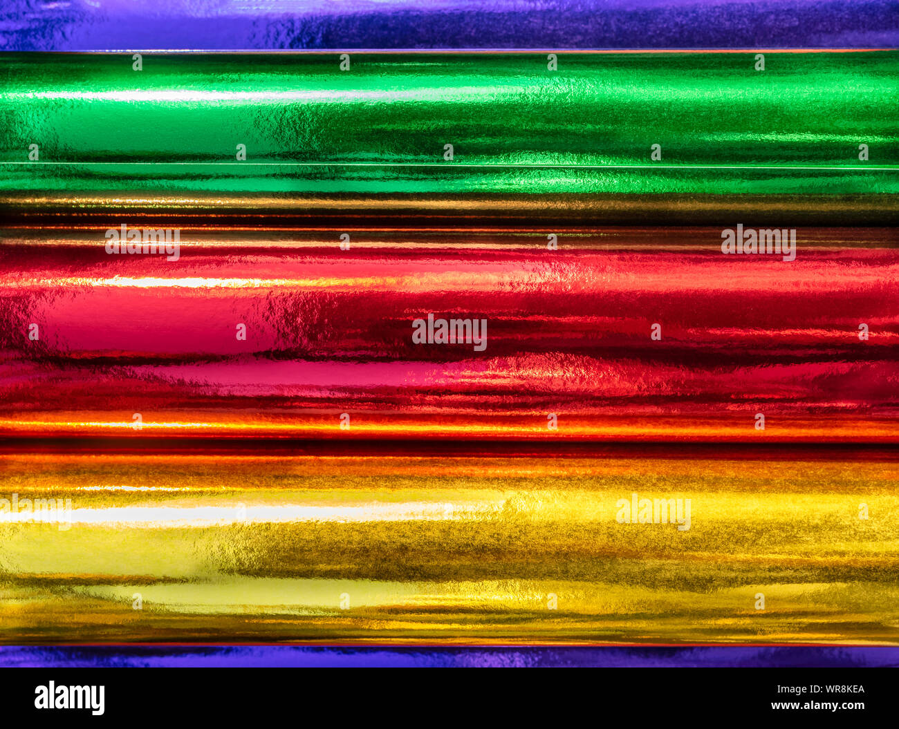 Texture di sfondo di colorate vivacemente ripiegato orizzontalmente carta stagnola Foto Stock