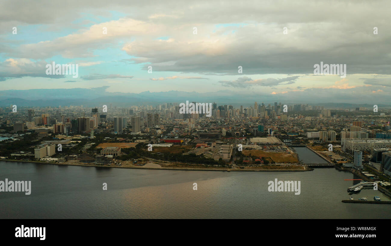 Vista aerea del panorama di Manila al tramonto. Grattacieli e centri di affari in una grande città. Travel Vacation concept Foto Stock