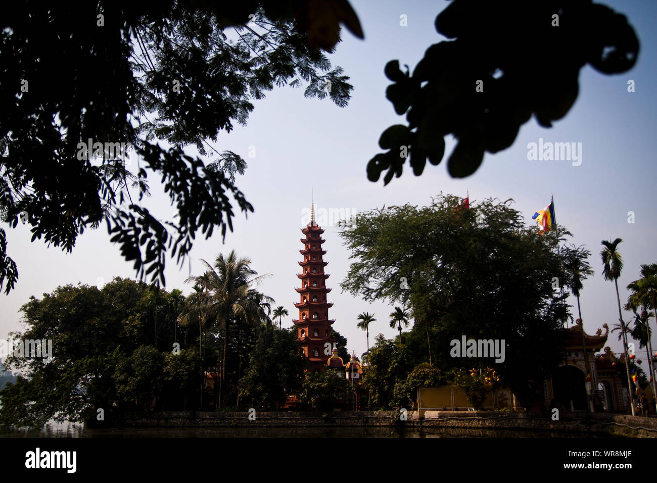 Una vista di Chua Tran Quoc, un tempio sul Lago Ovest ad Hanoi, Vietnam Foto Stock