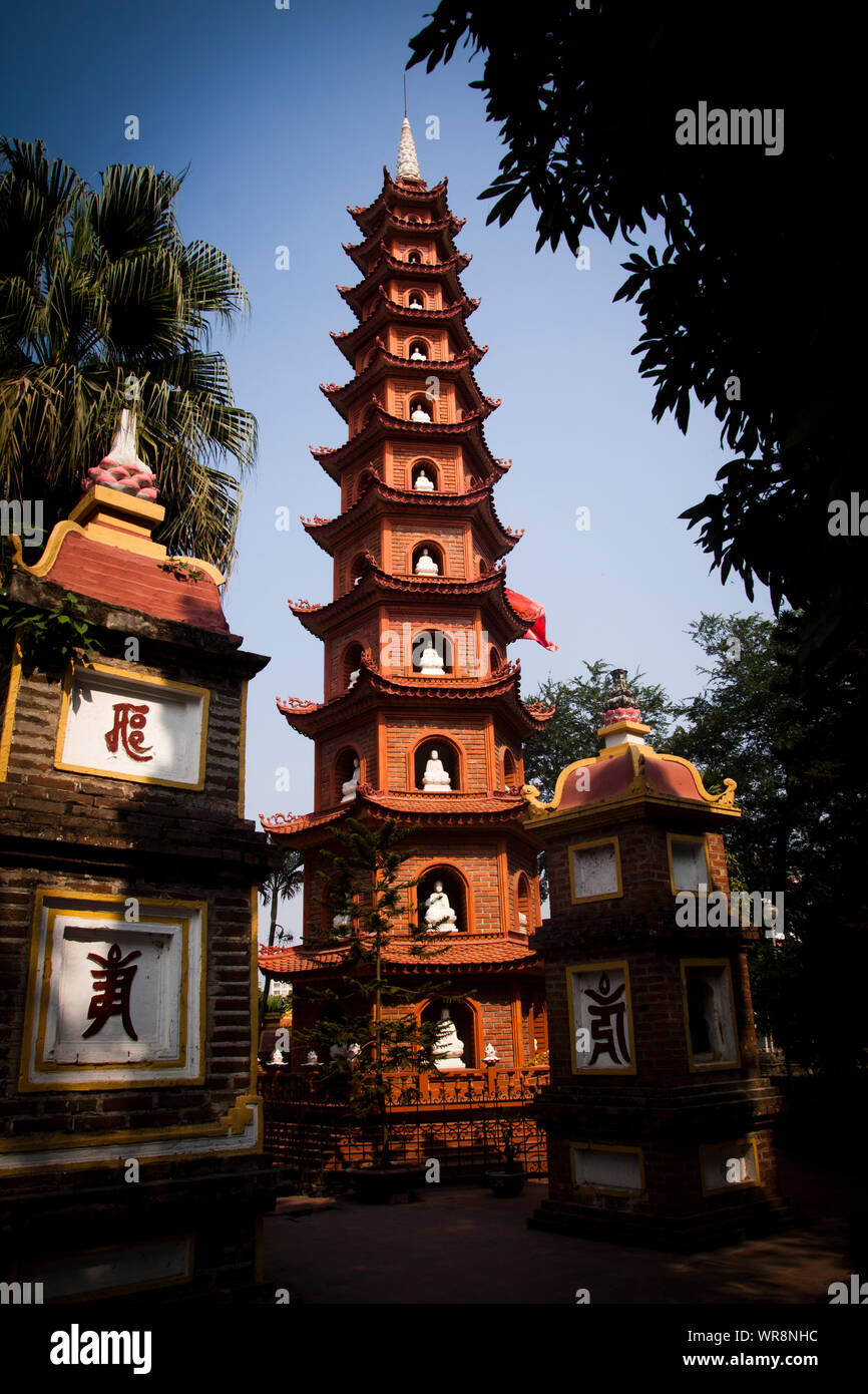 Il pilastro pagoda nel centro di Chua Tran Quoc, un tempio sul Lago Ovest ad Hanoi, Vietnam Foto Stock