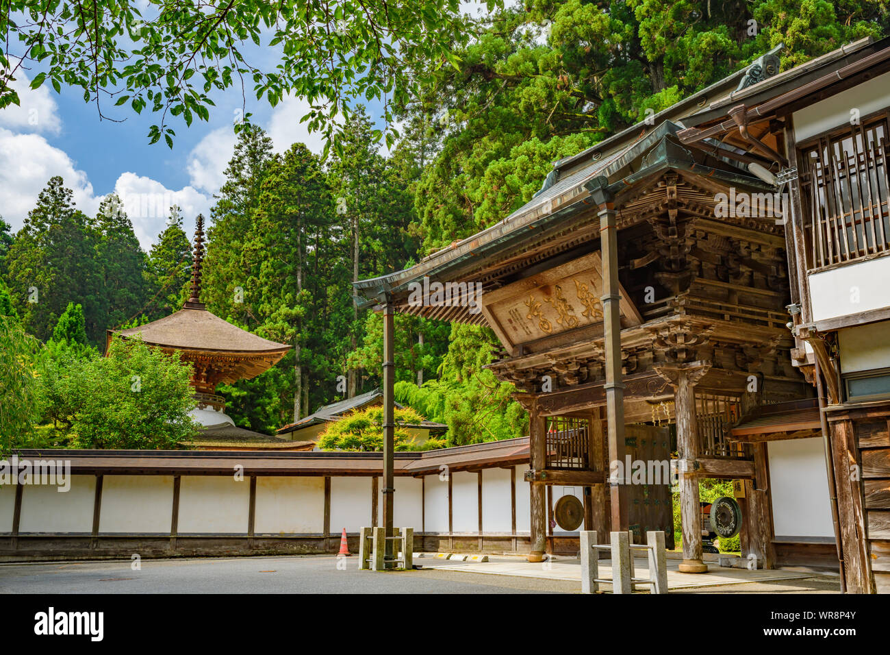 Wakayama, Giappone - 24 Luglio 2019: Sanmaiin tempio costruito nel XII secolo a Koyasan con il Tahoto Pagoda in background. Foto Stock