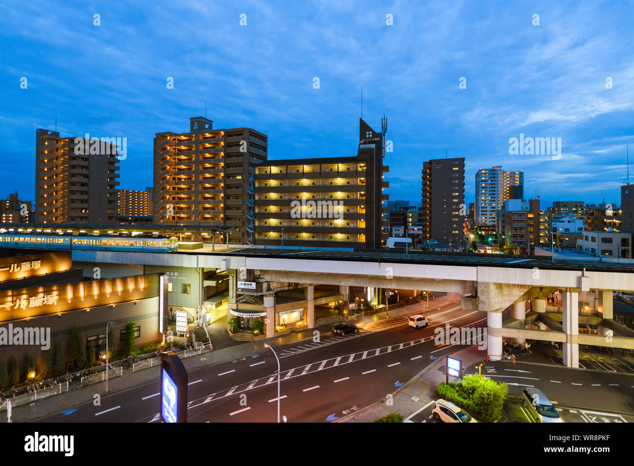 Kagawa, Giappone - 24 Luglio 2019: Eveing vista di JR Ritusrin stazione ferroviaria con alloggiamento appartamenti in background. Foto Stock