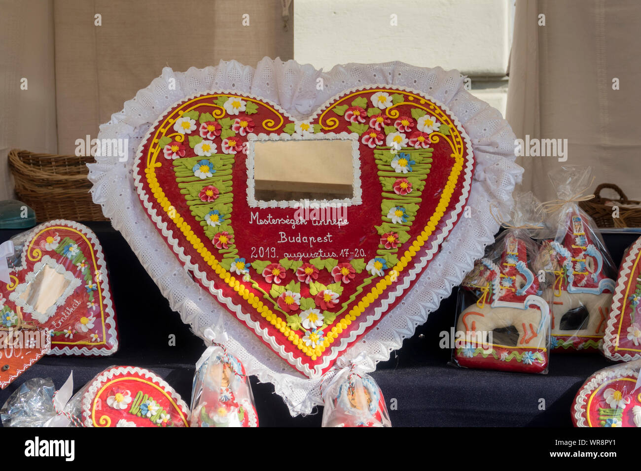 Budapest, Ungheria - 20 AGO 2019: Tradizionale Gingerbreads ungherese al festival di arti popolari nel Castello di Buda in agosto 2014, Budapest, Hungar Foto Stock