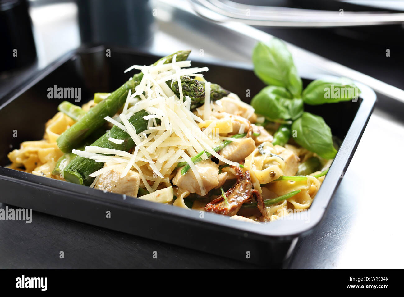 Pasta con gli asparagi. Take-out piatto. Scatola di pranzo. Foto Stock