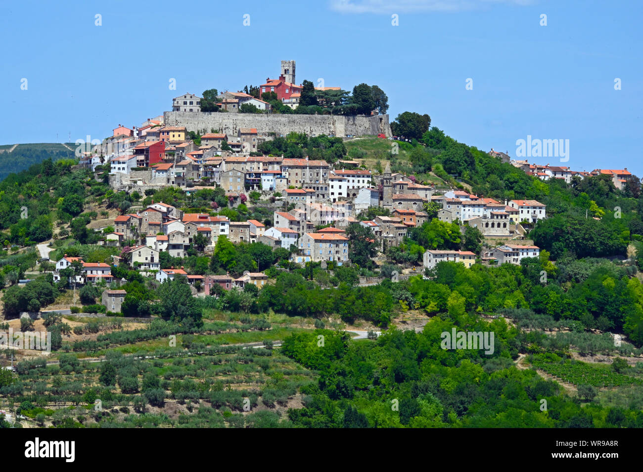 Vista della città sulla collina di Montona, Istria, Croazia Foto Stock
