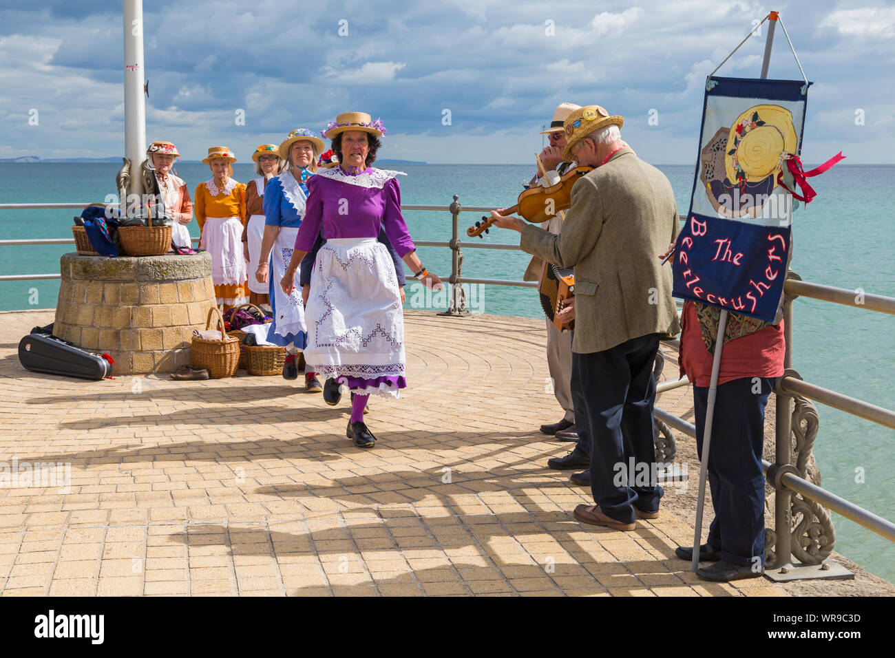 Femmina di intasare i ballerini, membri dell'Beetlecrushers eseguire sul molo di Swanage a Swanage Folk Festival, Swanage, DORSET REGNO UNITO sulla calda giornata di sole nel mese di settembre Foto Stock