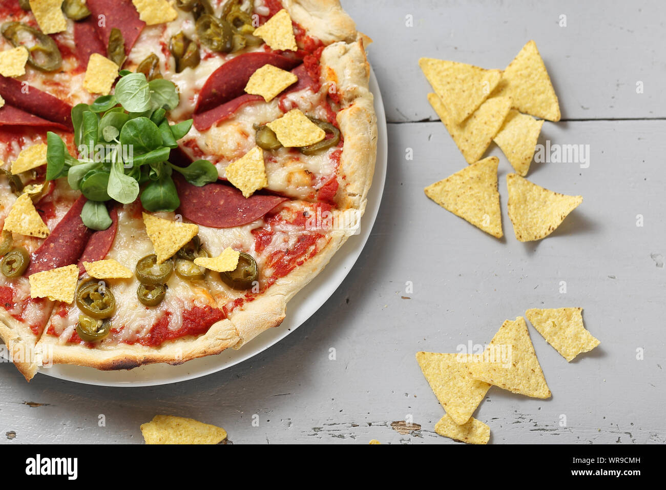 Fast food. Pizza vegetariana con croccante di nachos. Foto Stock