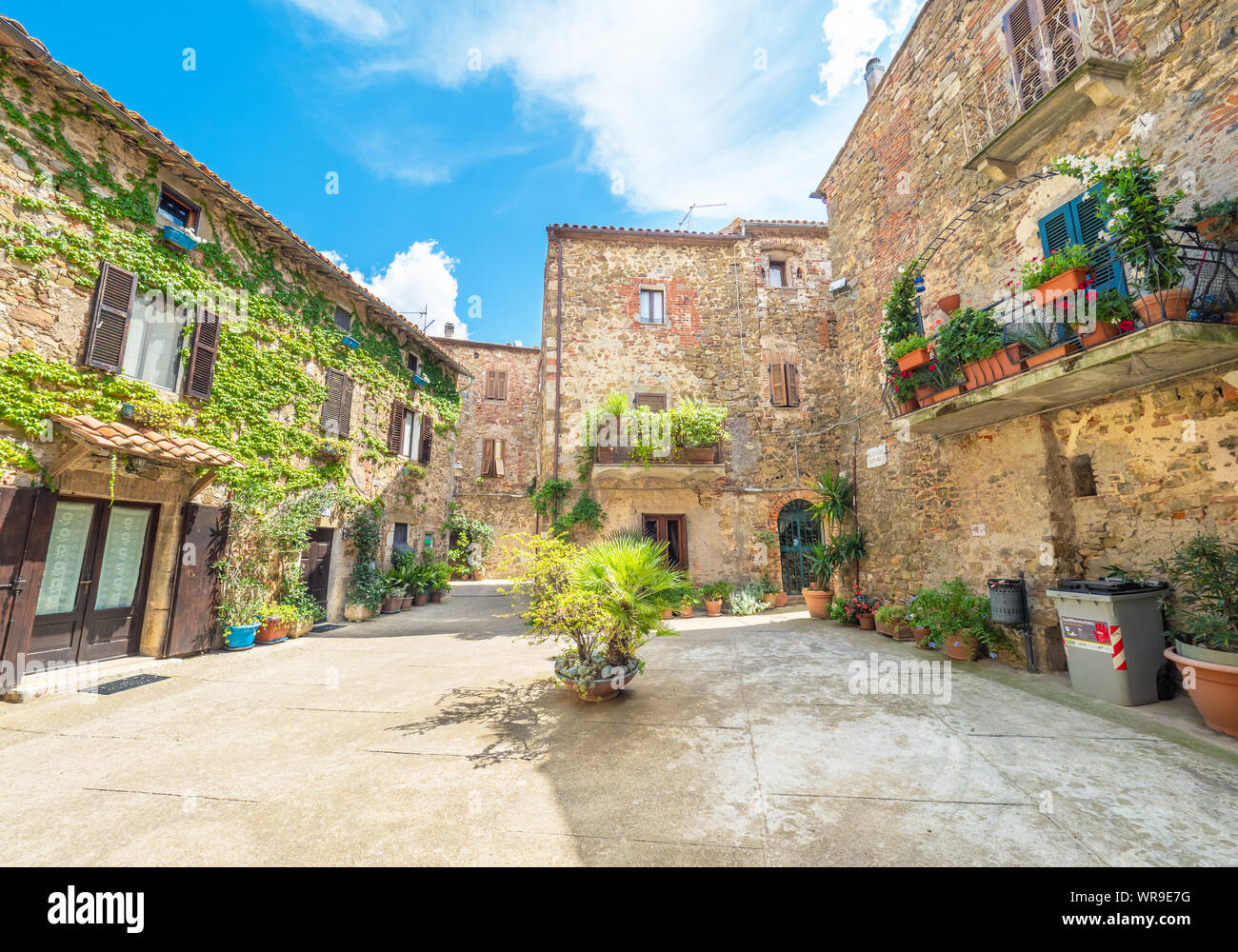 Montemerano (Italia) - lo stupendo centro storico di epoca medievale e rinascimentale della città di pietra nella regione Toscana, sulla collina; provincia di Grosseto. Foto Stock