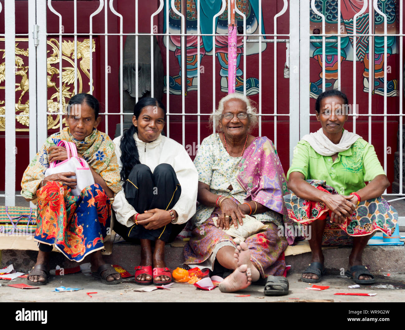 Le donne per la speranza di alms in attesa fuori il Tempio della Dea della Misericordia, Penang, Malaysia Foto Stock