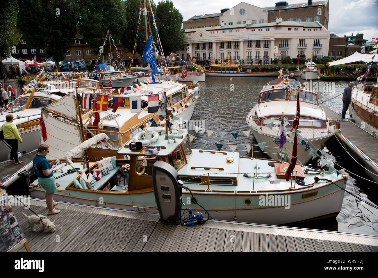 "Cresta" (in primo piano), come utilizzato in WW2 come un bando di gara per le navi in Harwich, sul display al Classic Boat Festival 2019 a St Katherine Docks, 7 settembre Foto Stock