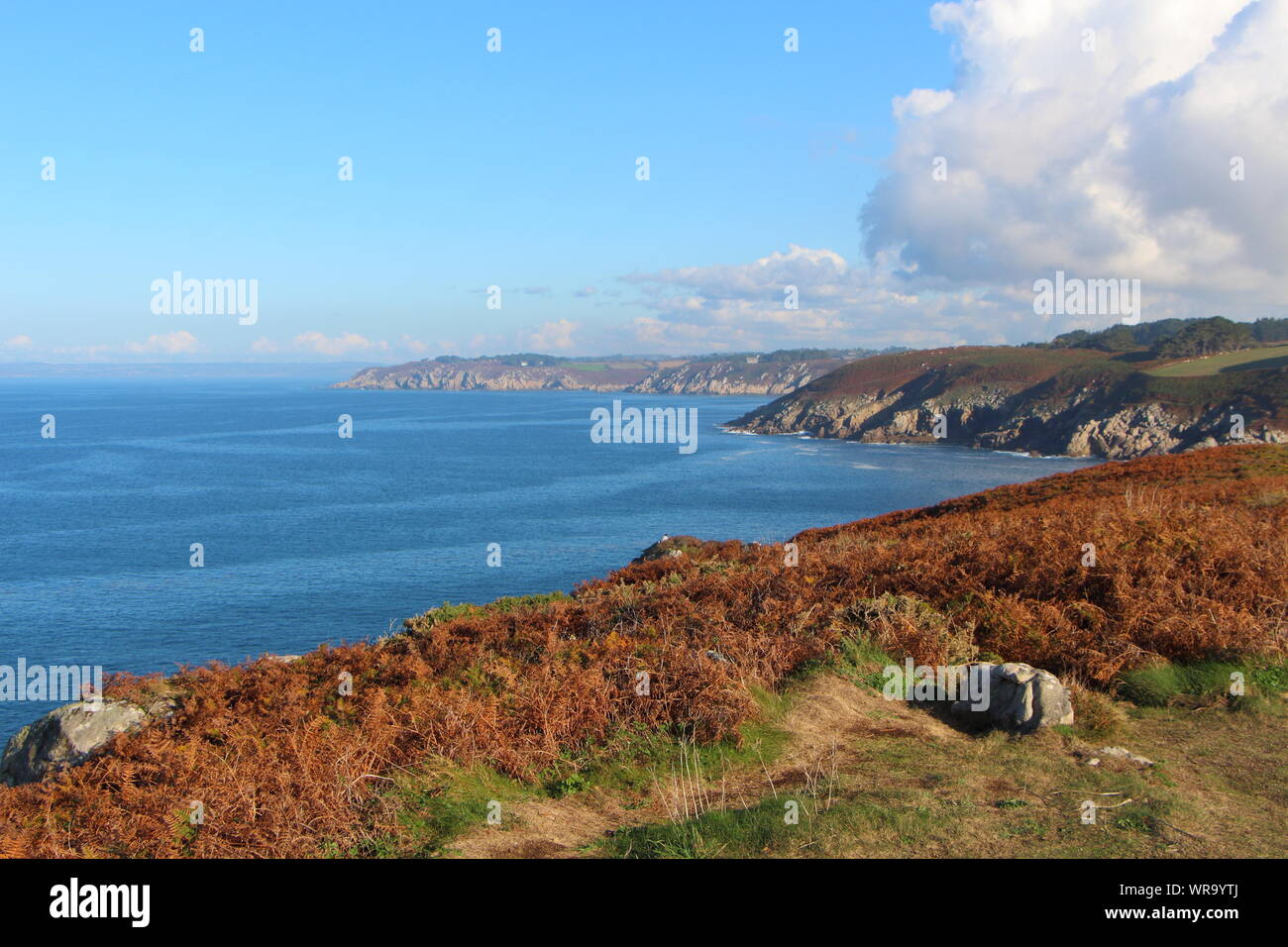 Coste e del mare nella baia di Douarnenez durante l'autunno Foto Stock