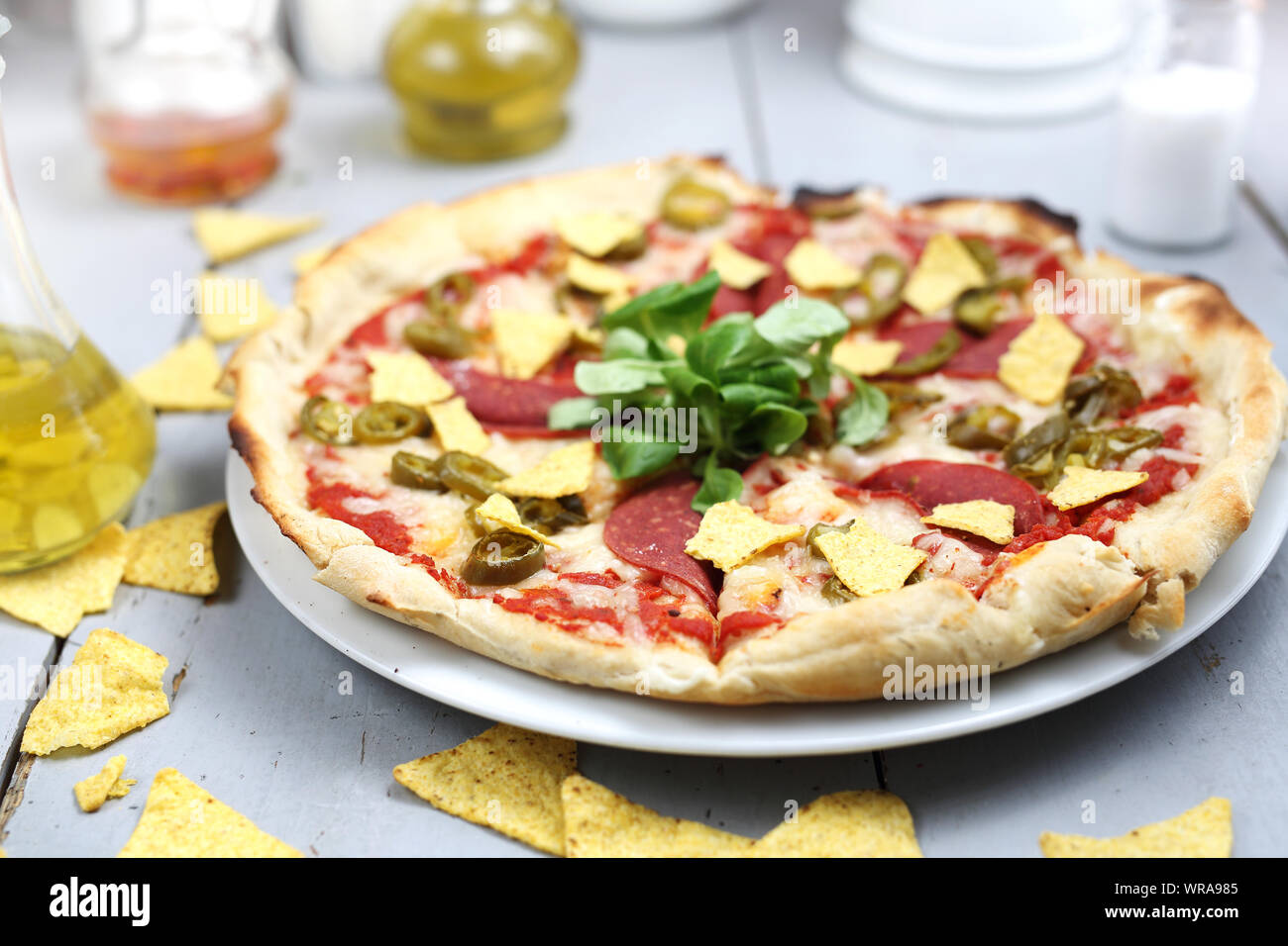 Fast food. Pizza vegetariana con croccante di nachos. Foto Stock