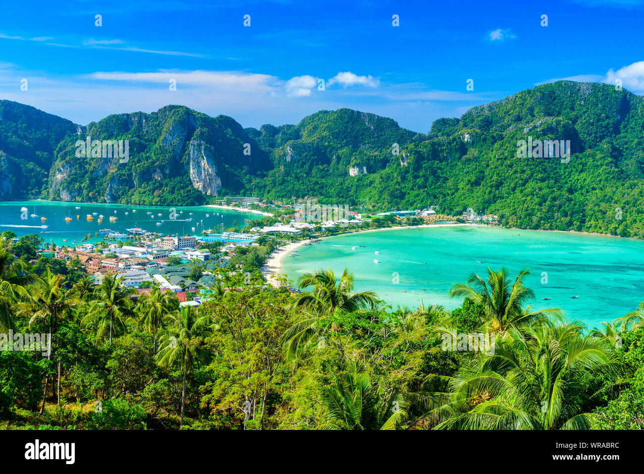 Koh Phi Phi Don, punto di vista - Paradise Bay con spiagge bianche. Vista dalla cima dell'isola tropicale su Tonsai Village, Ao Tonsai, Ao Dalum. Krabi Foto Stock