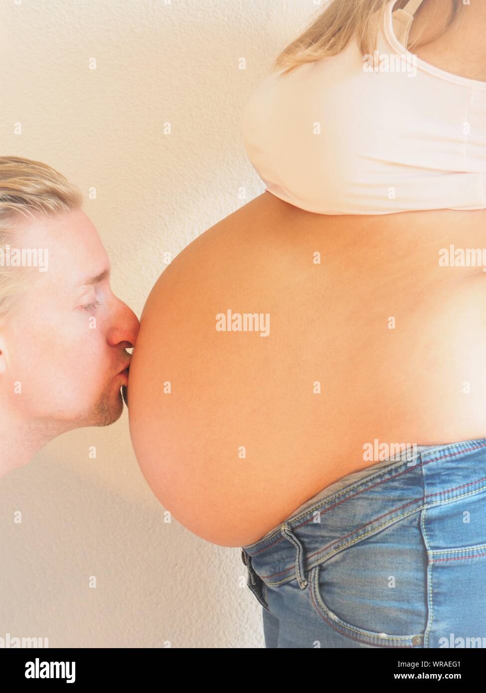 Donna incinta riceve sostegno dal marito emotionlally Foto Stock