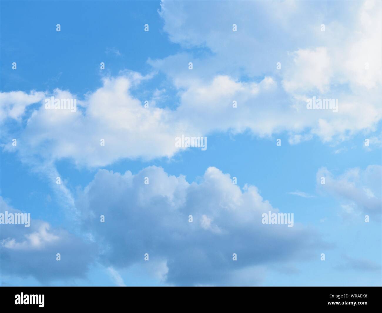 Sunny Cloud cielo blu Foto Stock