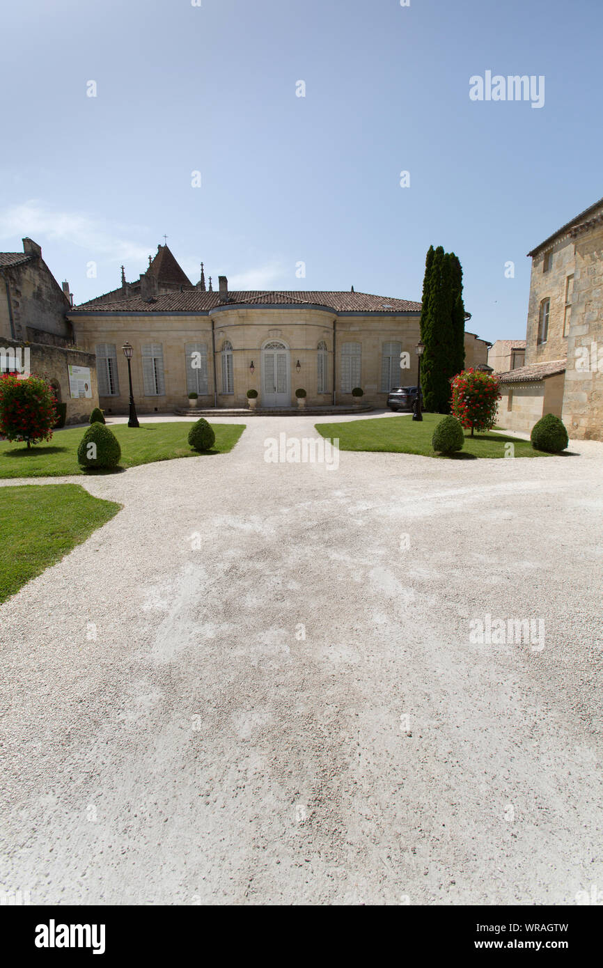 Città di Saint-Emilion, Francia. Pittoresca vista posteriore del Hotel De Ville (municipio/mairie) cortile in Rue Guadet. Foto Stock