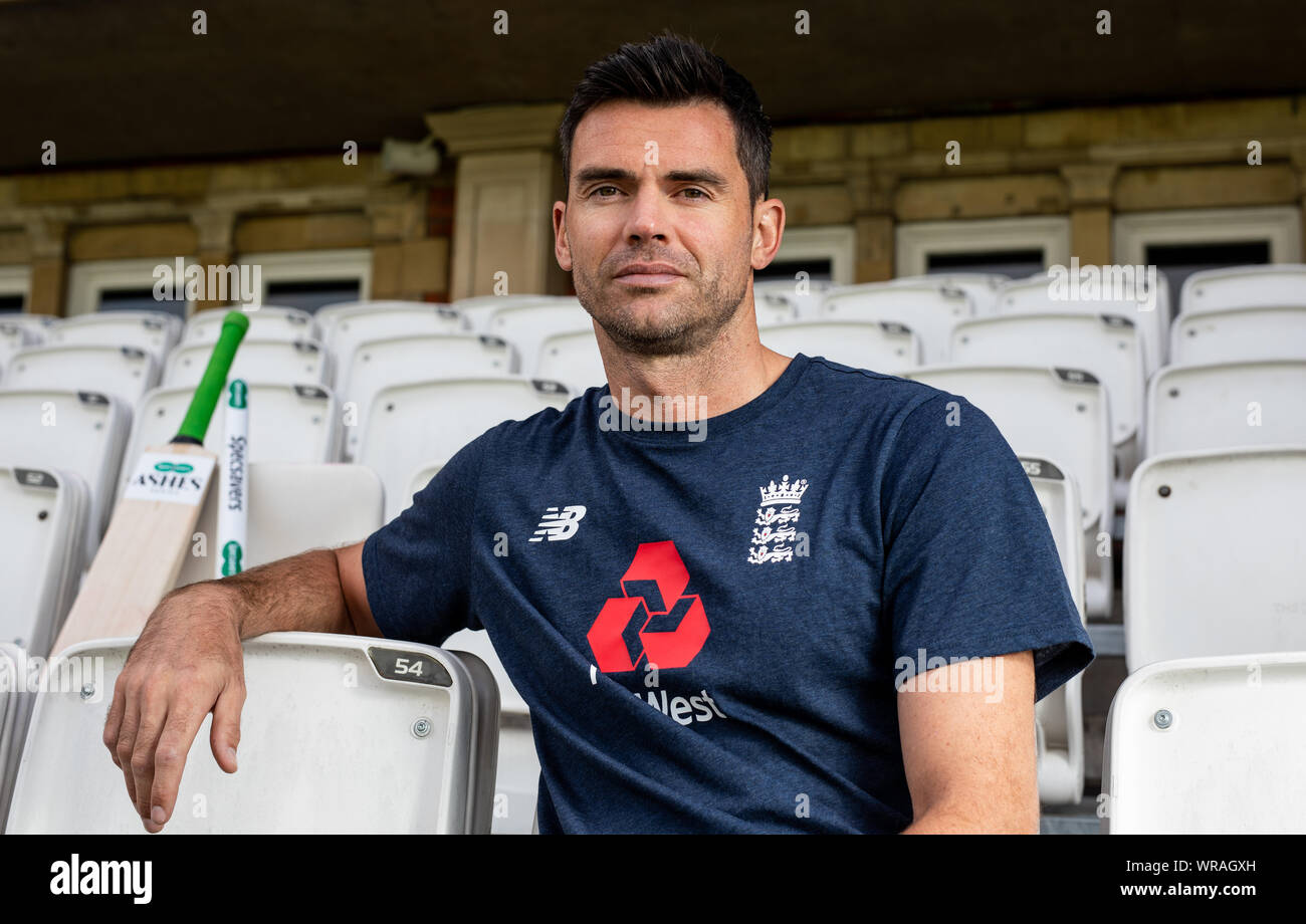 In inghilterra il giocatore di cricket James Anderson pone davanti alla quinta Specsavers ceneri di test a ovale, Londra. Foto Stock