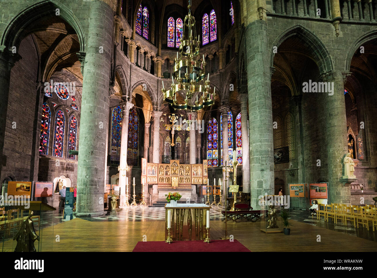 Dinant, Namur / Belgio - 11 agosto 2019: vista dell'altare della cattedrale di Notre Dame in città di Dinant Foto Stock