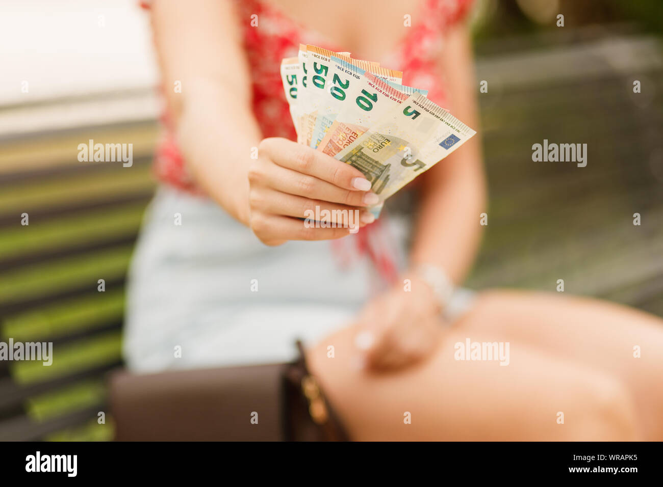 Mani femminili azienda euro bills. Euro denaro. Il contante in euro sfondo. Foto Stock