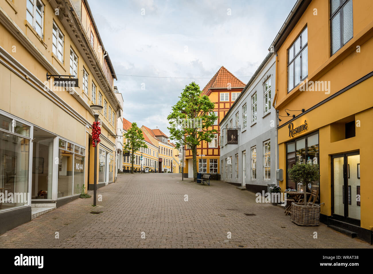 Un spopolato strada pedonale di una sera di luglio presso la città danese Svendborg, luglio 10, 2019 Foto Stock