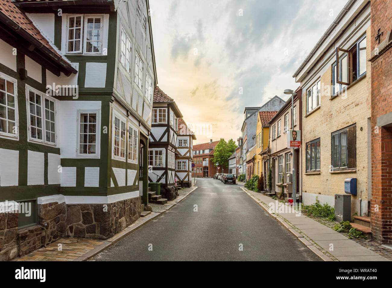 Tipiche case a graticcio lungo la strada del centro storico di Svendborg, Danimarca, luglio 10, 2019 Foto Stock