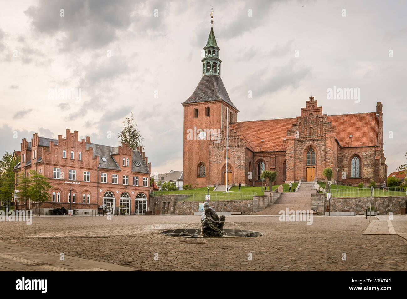 La chiesa e la fontana della piazza di Svendborg contro un cielo grigiastro. Svendborg, Danimarca, luglio 10, 2019 Foto Stock