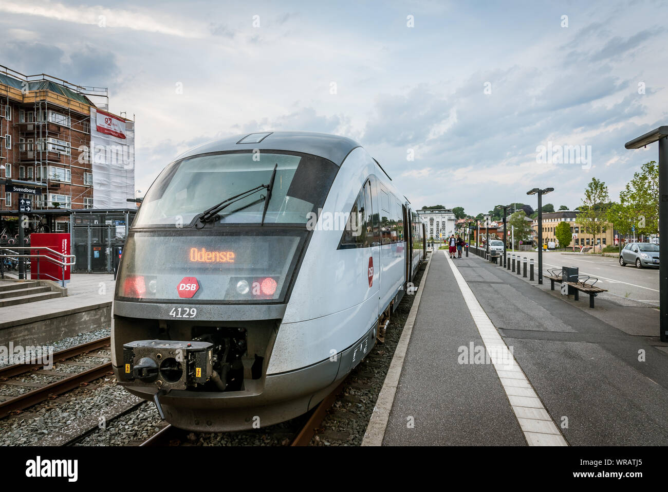 Passeggeri presso la piattaforma di fronte a un treno a Odense presso la stazione ferroviaria stazione in Svenborg, Danimarca, luglio 10, 2019 Foto Stock