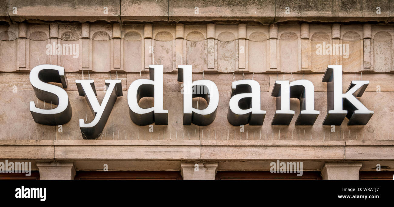 Segno del sydbank danese in lettere bianche su una facciata marroncino di Svendborg, Danimarca, luglio 10, 2019 Foto Stock