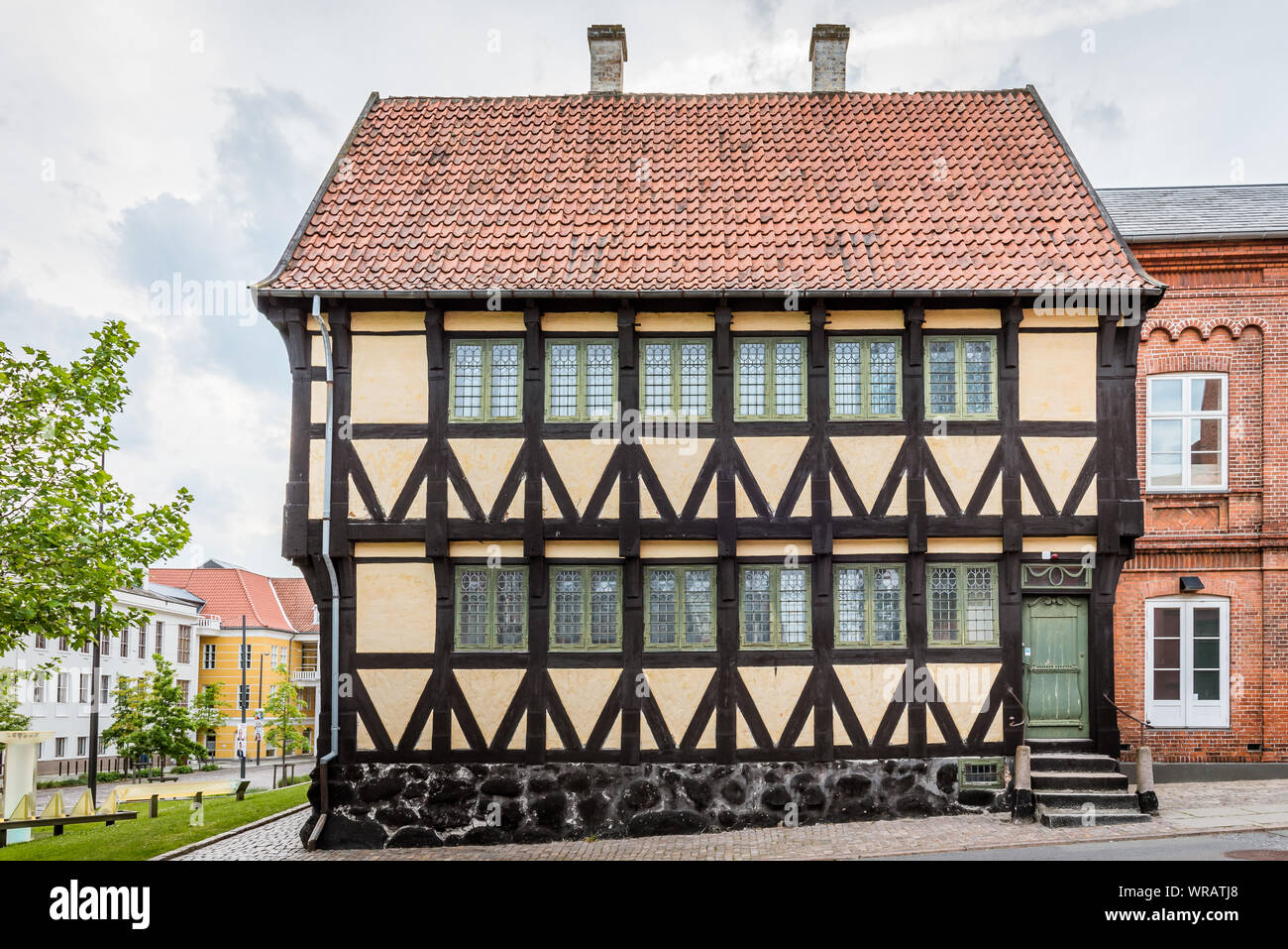 Un antico giallo casa in legno e muratura nei vecchi quartieri di Svendborg, Danimarca, luglio 10, 2019 Foto Stock