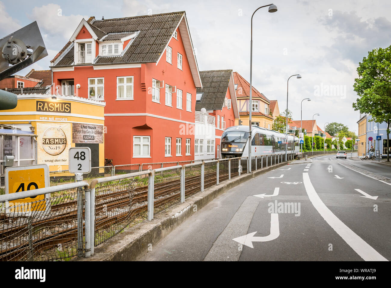 Un treno in arrivo alla stazione ferroviaria stazione in Svenborg, Danimarca, luglio 10, 2019 Foto Stock